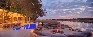 romantische lounge mit ausblick im luxus chinzombo camp luangwa valley in sambia afrika 