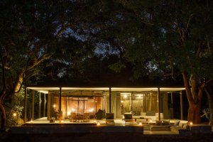 romantische abendstimmung in einer luxus villa im chinzombo camp in luangwa valley sambia afrika