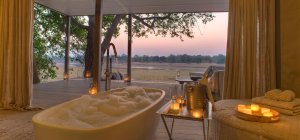 luxus badezimmer mit ausblick auf den luangawa fluss im chinzombo camp in luangwa valley sambia afrika