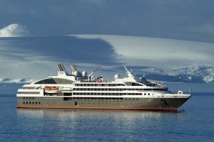 traumhafte kulisse auf dem luxus kreuzfahrtschiff in der antarktis von compagnie du ponant