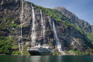 wunderschöne natur auf luxus kreuzfahrtschiff in nordeuropa von compagnie du ponant