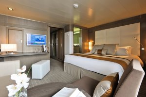 luxus kabine auf dem modernen kreuzfahrtschiff in der antarktis von compagnie du ponant