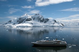 traumhafte antarktische kulisse auf dem luxus kreuzfahrtschiff in der antarktis von compagnie du ponant