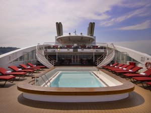 luxus aussendeck mit pool auf dem kreuzfahrtschiff in der antarktis von compagnie du ponant