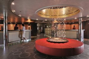 luxuriöse lobby des luxus kreuzfahrtschiff in der antarktis von compagnie du ponant