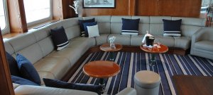 gemütliche lounge auf dem traumhaften luxus segelkreuzfahrtschiff von compagnie du ponant