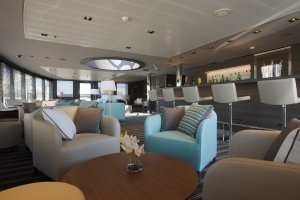 gemütliche lounge auf dem luxus kreuzfahrtschiff in der antarktis von compagnie du ponant