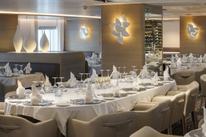 feines restaurant auf dem luxus kreuzfahrtschiff in der antarktis von compagnie du ponant