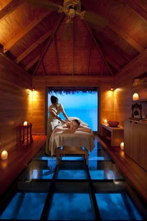 entspannende massage im spa über dem meer auf den malediven im conrad maldives rangali island