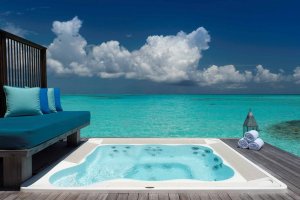 entspannender whirlpool mit meerblick auf den malediven im conrad maldives rangali island