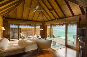 lichtdurchflutetes grosses schlafzimmer auf den malediven im conrad maldives rangali island