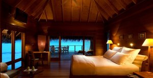 grosses schlafzimmer in der wasservilla auf den malediven im conrad maldives rangali island