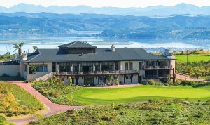 Frontansicht des wunderschönes Golfhotel Südafrika Conrad Pezula inmitten saftig grüner natur gelegen.