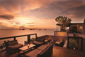 romantische abenstimmung mit meerblick im conrad resort koh samui thailand asien