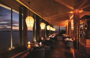 romantische abendstimmung mit ausblick im conrad resort koh samui thailand asien
