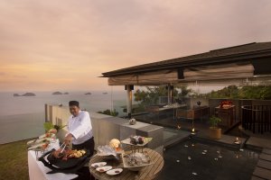 privater koch in einer luxus villa im conrad resort koh samui thailand asien