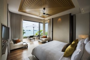helles schlafzimmer mit meerblick im conrad resort koh samui thailand asien