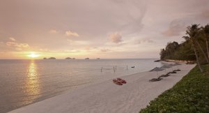 romantischer sonnenuntergang im conrad resort koh samui thailand asien