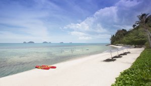 privater sandstrand und türkises meer im conrad resort koh samui thailand asien