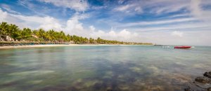 tuerkisblaues wasser am strand des Constance Belle Mare Plage, mauritius 