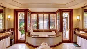 luxuriöses badezimmer im constance le prince maurice auf mauritius indischer ozean