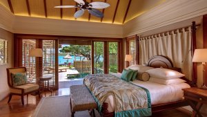 grosses schlafzimmer einer luxus villa im constance le prince maurice mauritius indischer ozean