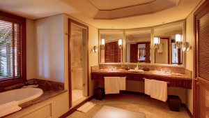 traumhaftes marmor badezimmer einer luxus junior suite im constance le prince maurice auf mauritius