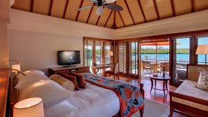 wunderschöner meerblick von einer luxus wasservilla im constance le prince maurice auf mauritius