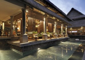 luxuriöse lounge bar im constance le prince maurice auf mauritius