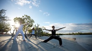entspannung beim yoga am meer im constance le prince maurice luxus resort auf mauritius