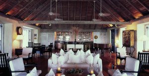 gemütliche bar im cotton house in der karibik mustique