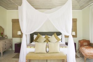 romantisches himmelbett im cotton house in der karibik mustique