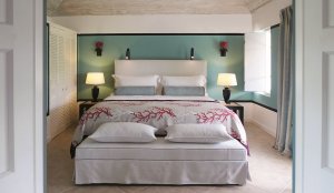 elegantes schlafzimmer im cotton house in der karibik mustique