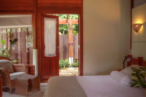 bungalow, schlafzimmer mit blick auf den garten mit aussendusche, cristalino lodge, amazonas, brasilien 