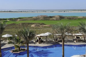 Entspannen Sie im Polbereich des Crowne Plaza Hotels Abu Dhabi 