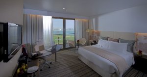 großzügiges Deluxe King Zimmer im Crowne Plaza Hotel Abu Dhabi 