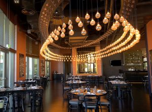 Europäische Spezialitäten erwarten Sie in der Stills Bar and Brasserie im Crowne Plaza Hotel Abu Dhabi