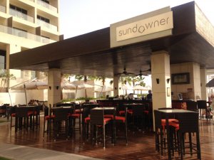 Lassen Sie Ihren Tag in der Sundowner Pool Bar des Crowne Plaza Abu Dhabi ausklingen