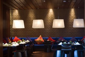 Genießen Sie stilvolle Atmosphäre im JIng Asia Restaurant des Crowne Plaza Hotels Abu Dhabi 
