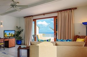 traumhaftes luxus wohnzimmer einer  juniorsuite mit strandblick im Cuisinart Resort & Spa resort anguilla karibik