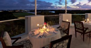 romantisches abendessen im italienischen restaurant im cuisinart Resort & Spa luxus resort in anguilla karibik