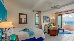luxus schlafzimmer einer suite im Cuisinart Resort & Spa resort anguilla karibik