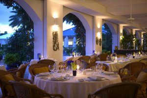 luxuriöses abendessen im restaurant le bistro santorini anguilla karibik
