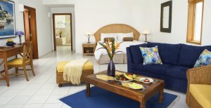 grosses schlafzimmer mit ausblick im Cuisinart Resort & Spa luxus resort in anguilla karibik