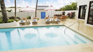 privater pool einer luxus villa im Cuisinart Resort & Spa resort auf anguilla karibik