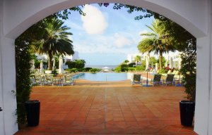 traumhafter pool und meerblick im Cuisinart Resort & Spa luxus resort in anguilla karibik