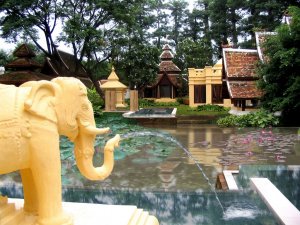 villa mit schwimmbad und teich im dhara dhevi in chiang mai thailand