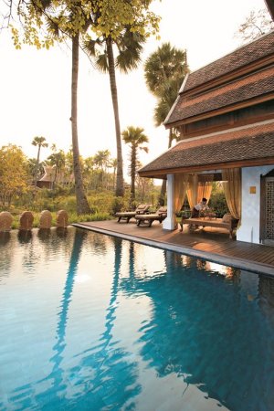 swimmingpool mit ausblick auf den garten im dhara dhevi in chiang mai thailand