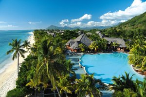 traumstrand mit pool und palmen im beachomber dinarobin golf & spa auf mauritius