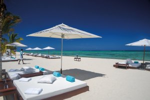 gemütliche tagesbetten der strandbar im beachcomber dinarobin golf & spa auf mauritius